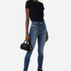 Pantalón denim pitillo con cadena