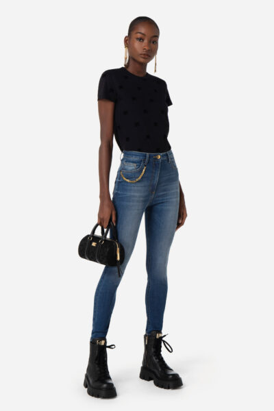 Pantalón denim pitillo con cadena
